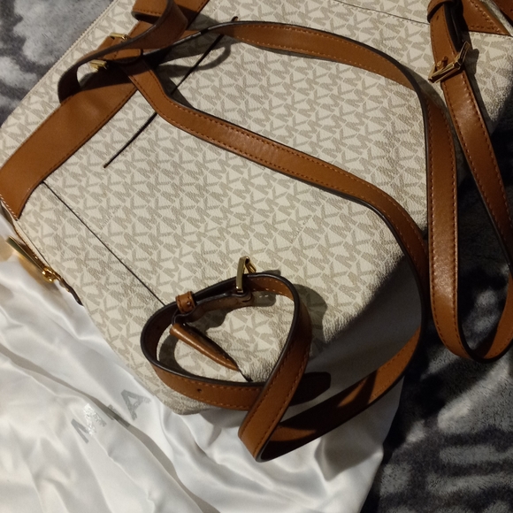 Michael kors new bag - Picture 3 of 4